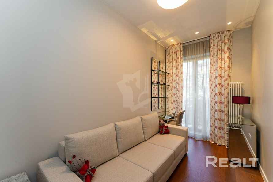 В Минске выставили на продажу 3-уровневую квартиру с баней, сауной и бассейном. Сколько попросили?