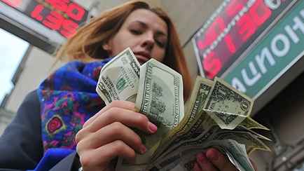 Насколько выше 3,3 рубля может вырасти доллар в Беларуси? Эксперты поделились, что у них «вызывает беспокойство»