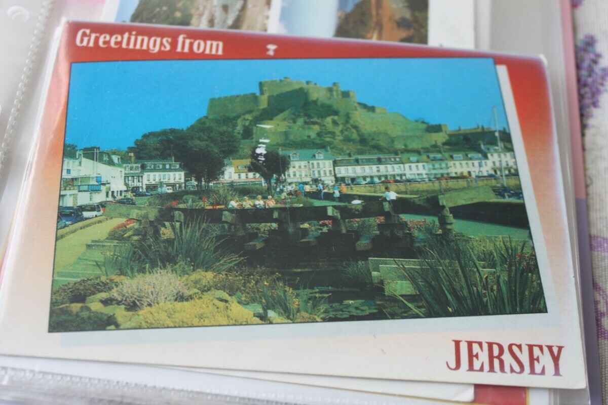 Минус месячная зарплата в год на «макулатуру»? Узнали, как и чем живут посткроссеры в Беларуси