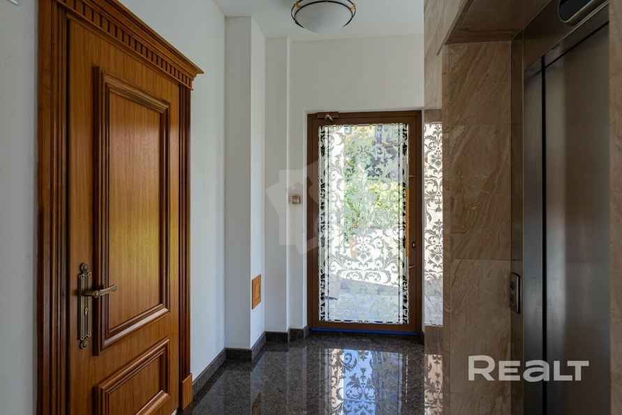 В Минске выставили на продажу 3-уровневую квартиру с баней, сауной и бассейном. Сколько попросили?