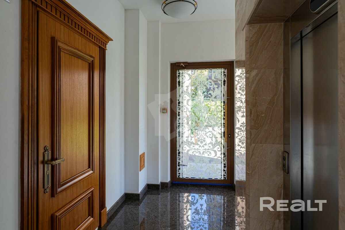 В Минске выставили на продажу 3-уровневую квартиру с баней, сауной и бассейном. Сколько попросили?