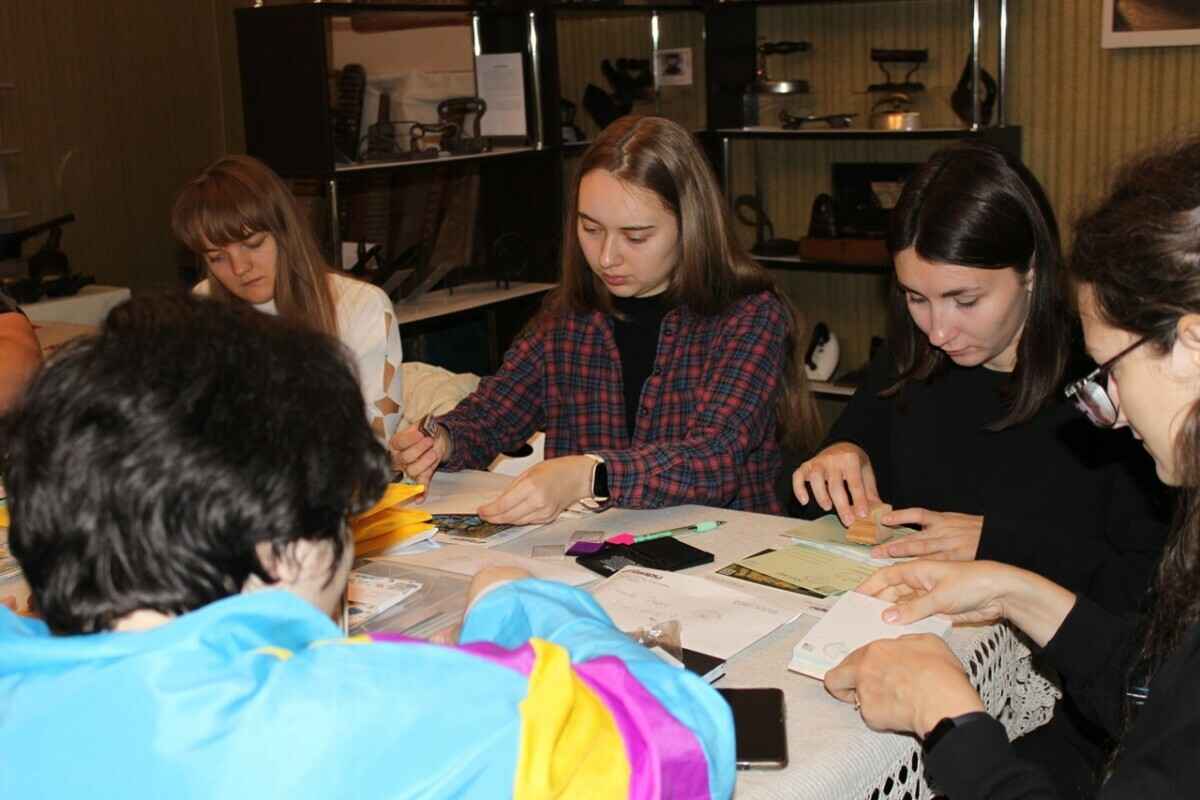 Минус месячная зарплата в год на «макулатуру»? Узнали, как и чем живут посткроссеры в Беларуси