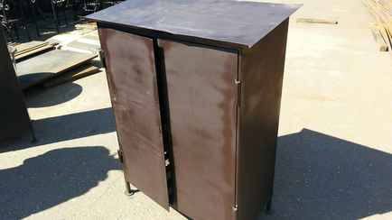 «Удобно ли сидеть?» — В Лоеве мужчина спрятался в ящике для газовых баллонов. От кого?