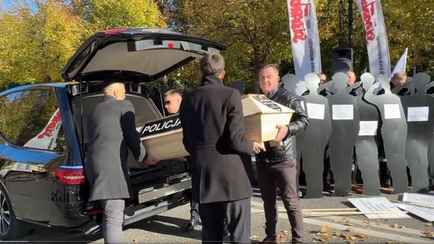 Полицейские пригрозили премьеру Польши забастовкой в день марша оппозиции. Зачем принесли гроб в канцелярию Туска?