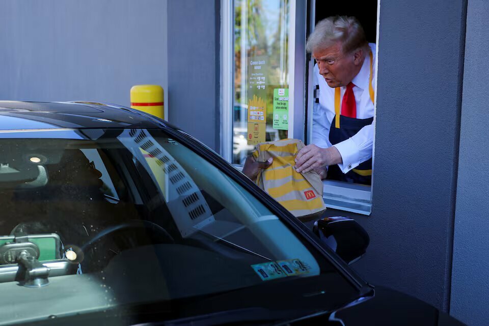 "Мне нравится эта работа" — Трамп приготовил картофель фри в McDonald's и подколол Харрис