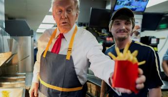 «Мне нравится эта работа» — Трамп приготовил картофель фри в McDonald’s и подколол Харрис