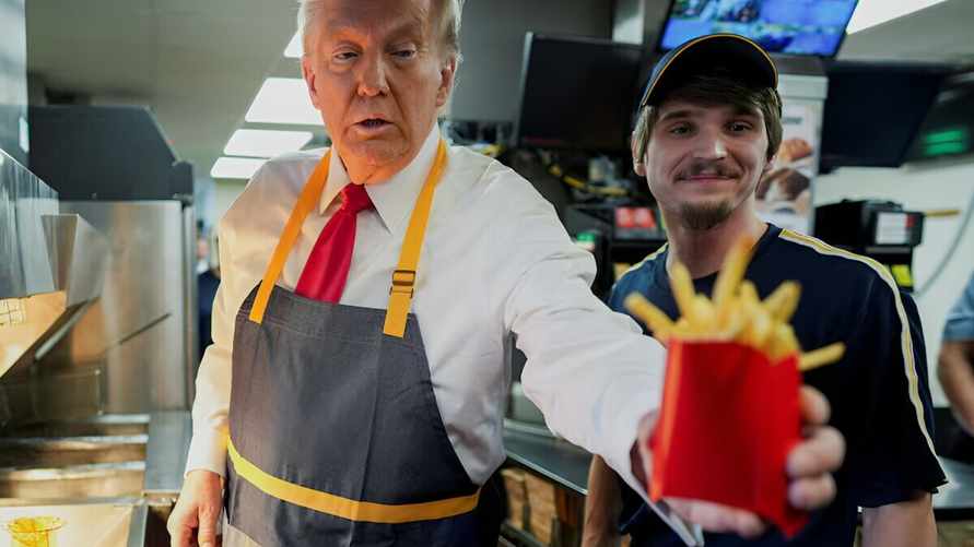 "Мне нравится эта работа" - Трамп приготовил картофель фри в McDonald's и подколол Харрис