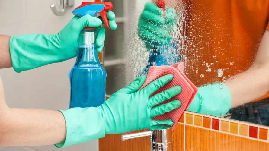 Забудьте об отпечатках пальцев на зеркале. Эти 3 ингредиента уберут их надолго