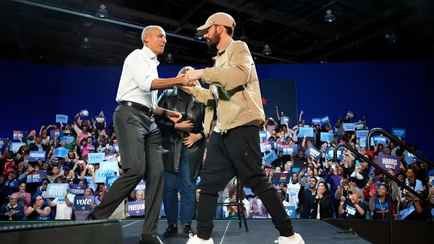 «Ладони вспотели, колени дрожат» — Обама зачитал рэп Эминема на митинге в поддержку Харрис