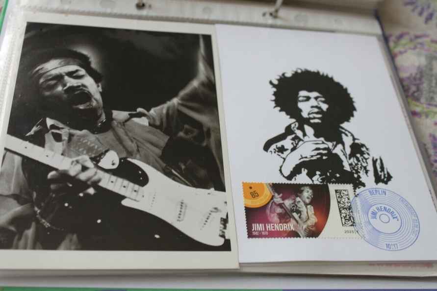 Минус месячная зарплата в год на «макулатуру»? Узнали, как и чем живут посткроссеры в Беларуси