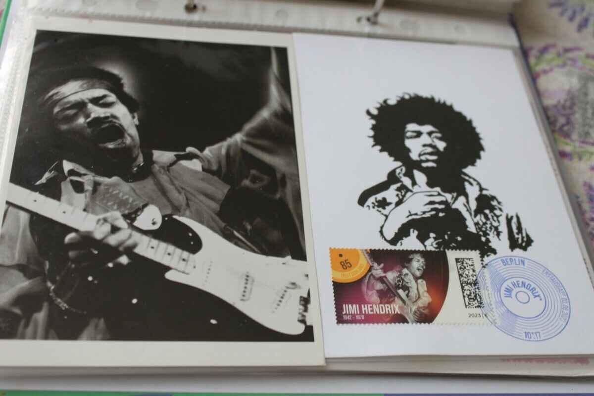 Минус месячная зарплата в год на «макулатуру»? Узнали, как и чем живут посткроссеры в Беларуси