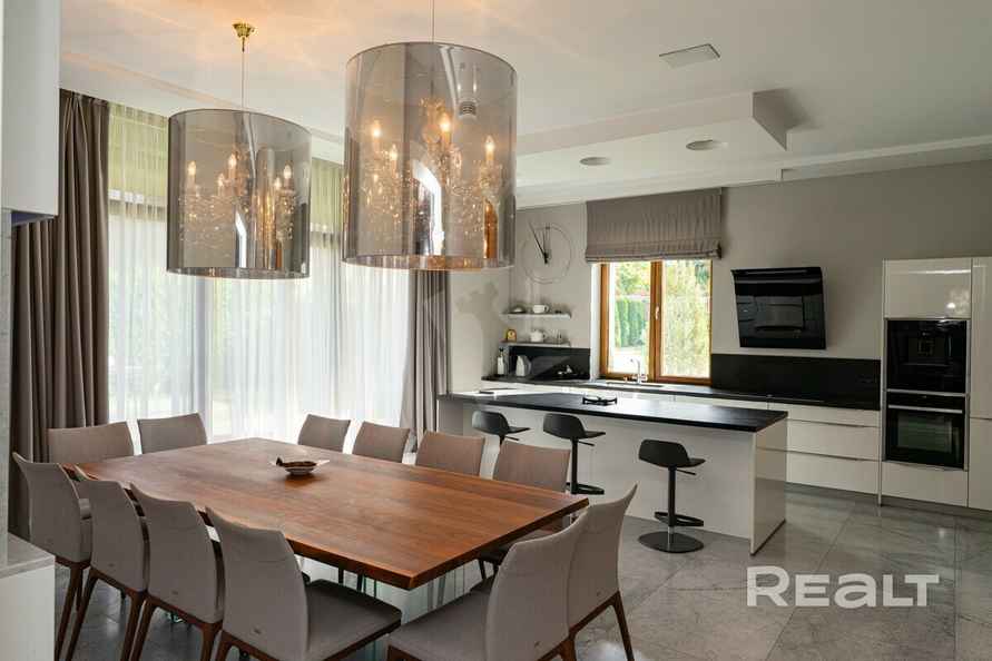 В Минске выставили на продажу 3-уровневую квартиру с баней, сауной и бассейном. Сколько попросили?