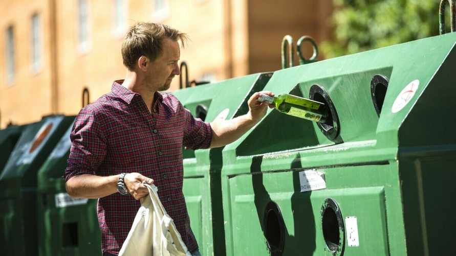 Минчанам предложили заработать на отходах. Сколько нужно сдать макулатуры, шин и бутылок, чтобы получить 100 рублей?