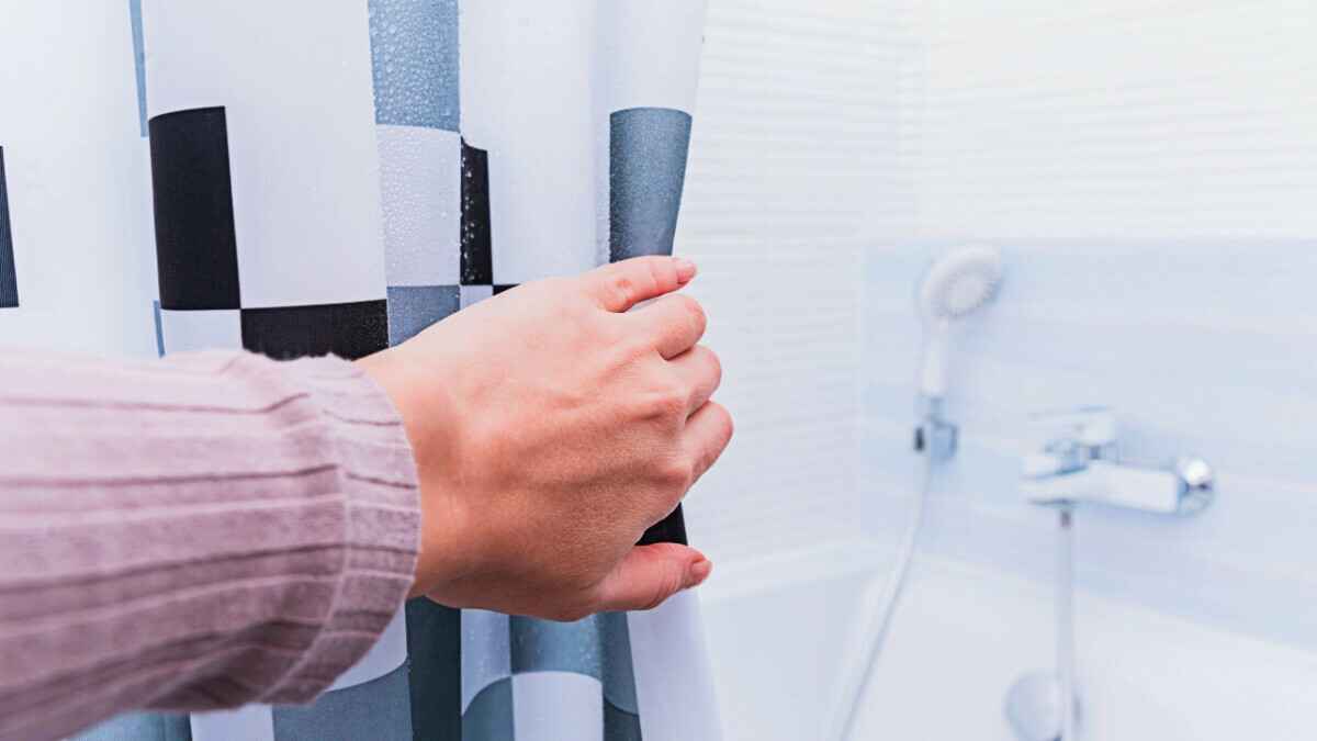 Проектировщик призвала проверить занавески в ванной. Вот чем опасны для здоровья особенно осенью