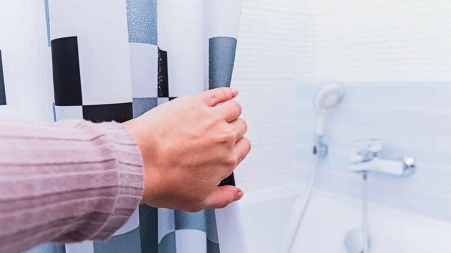 Проектировщик призвала проверить занавески в ванной. Вот чем опасны для здоровья особенно осенью