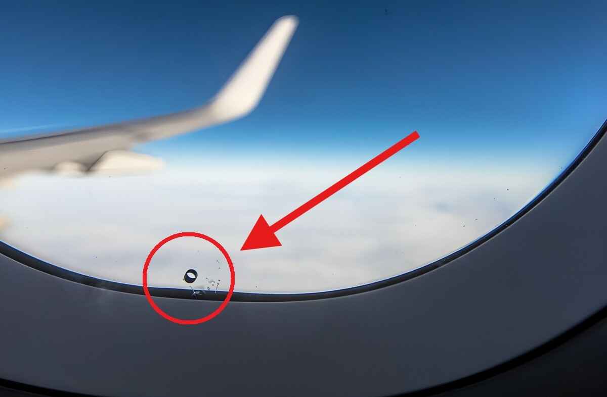Зачем в окнах самолета нужны дырочки? Стюардесса раскрыла 2 важные причины