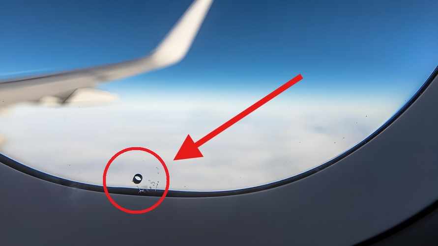 Зачем в окнах самолета нужны дырочки? Стюардесса раскрыла 2 важные причины