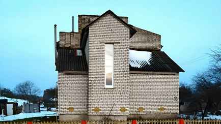 Цена — 40 рублей. На Гродненщине выставили на продажу кирпичный дом с отоплением, водопроводом и канализацией