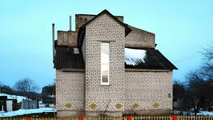 Цена — 40 рублей. На Гродненщине выставили на продажу кирпичный дом с отоплением, водопроводом и канализацией