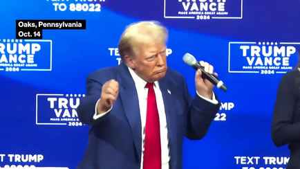 Трамп устроил 40-минутные танцы после того, как двое американцев потеряли сознание