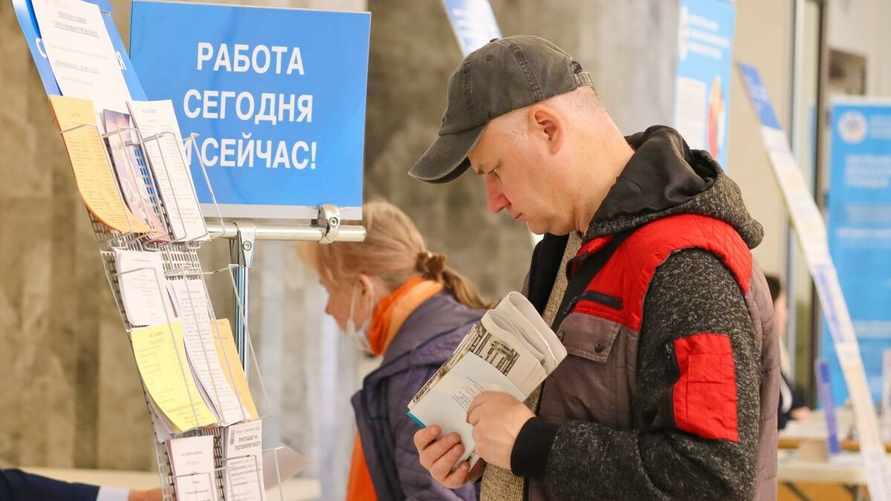 "Чтобы исключить иждивенчество" — Лукашенко вдвое сократил сроки выплаты пособия по безработице