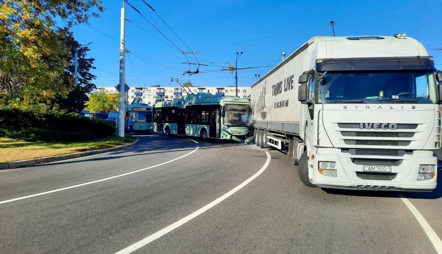 В ГАИ показали, как в Минске троллейбус врезался в фуру