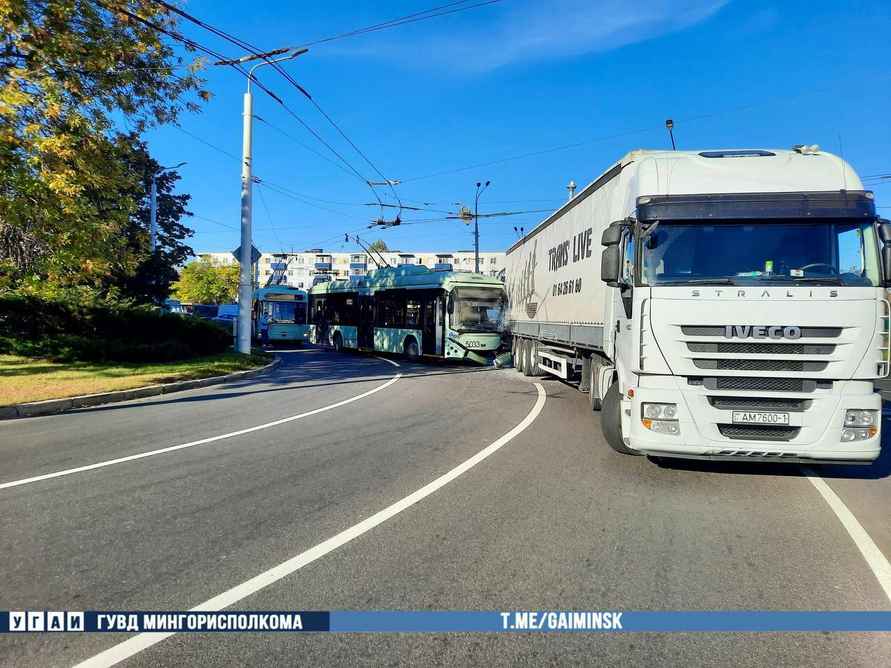 В ГАИ показали, как в Минске троллейбус врезался в фуру