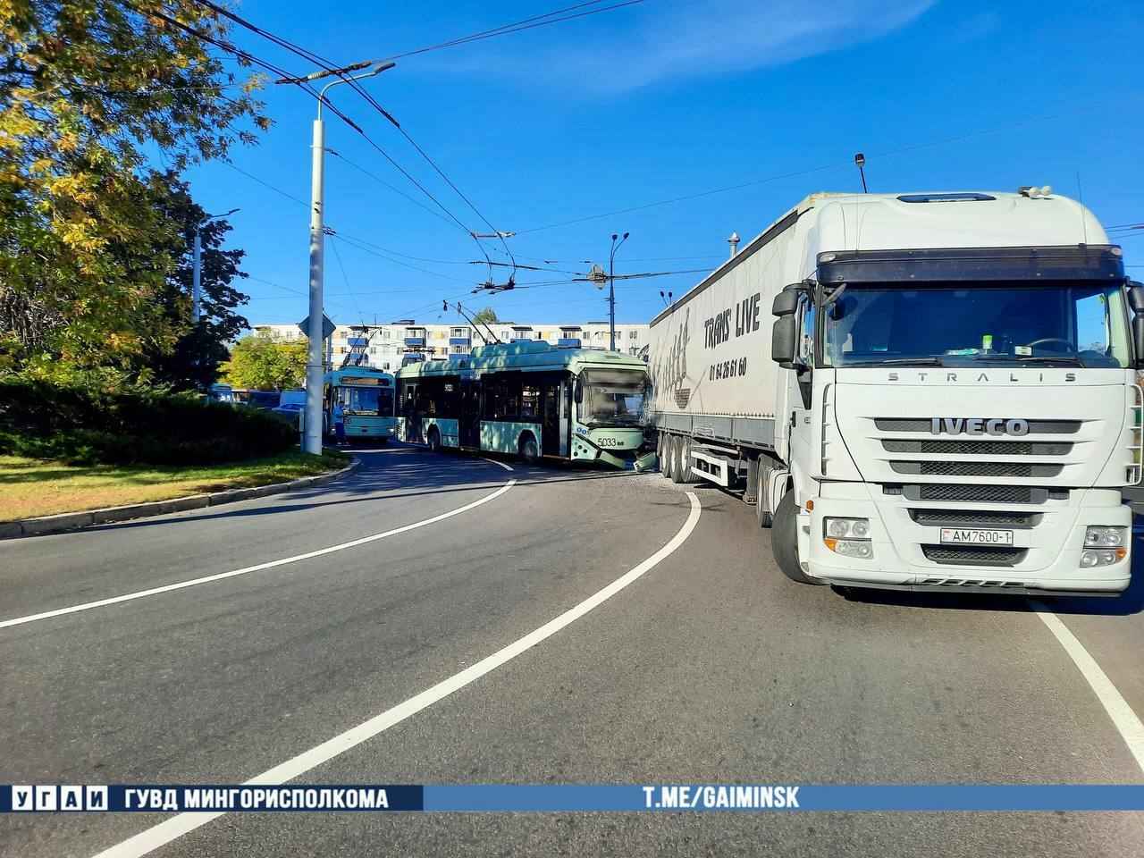 В ГАИ показали, как в Минске троллейбус врезался в фуру