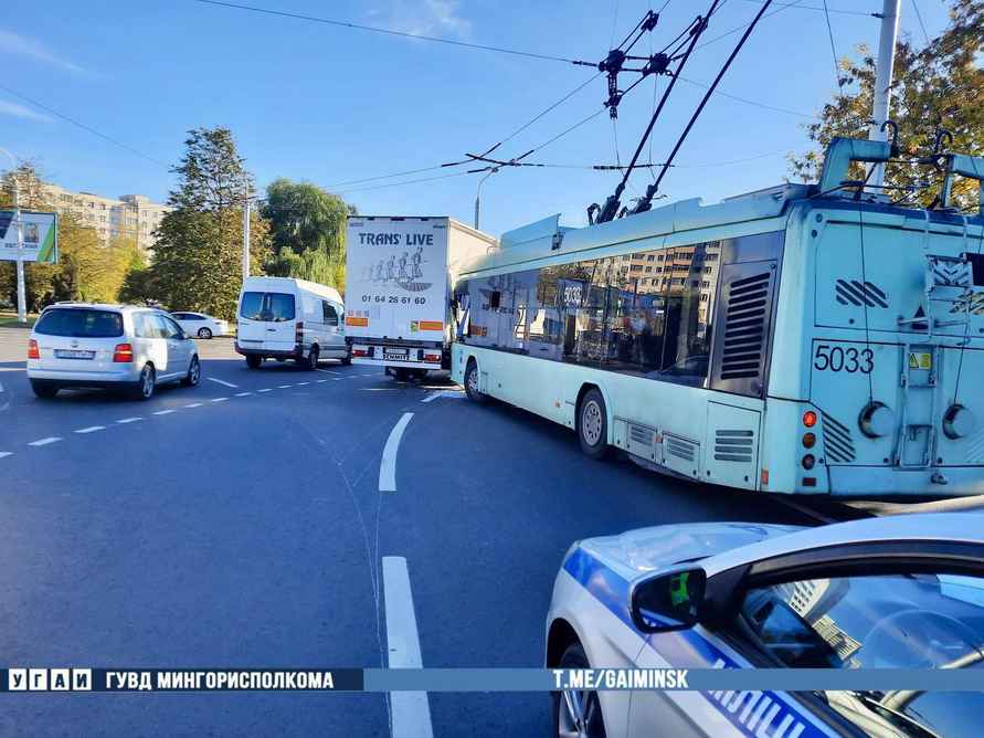В ГАИ показали, как в Минске троллейбус врезался в фуру