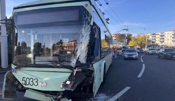 В ГАИ показали, как в Минске троллейбус врезался в фуру