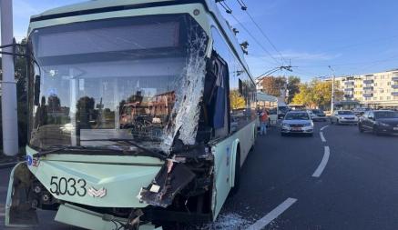 Авария произошла около 14:55 на площади Ванеева, где