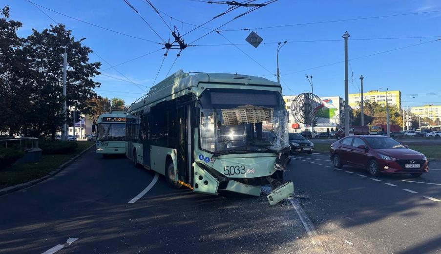 В ГАИ показали, как в Минске троллейбус врезался в фуру