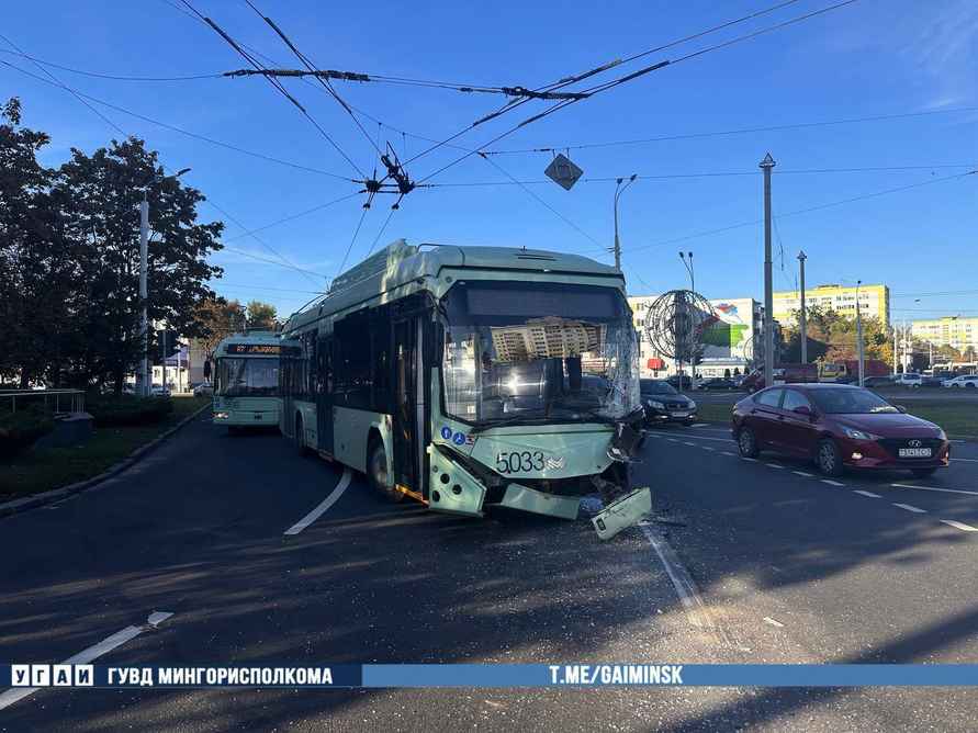 В ГАИ показали, как в Минске троллейбус врезался в фуру
