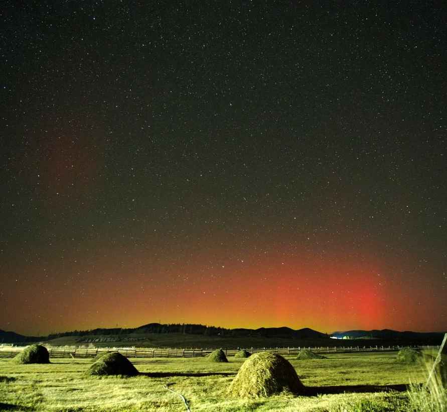 Белорусы поделились фото северного сияния над Брестом, Гродно и Минщиной, вызванного магнитной бурей класса G4