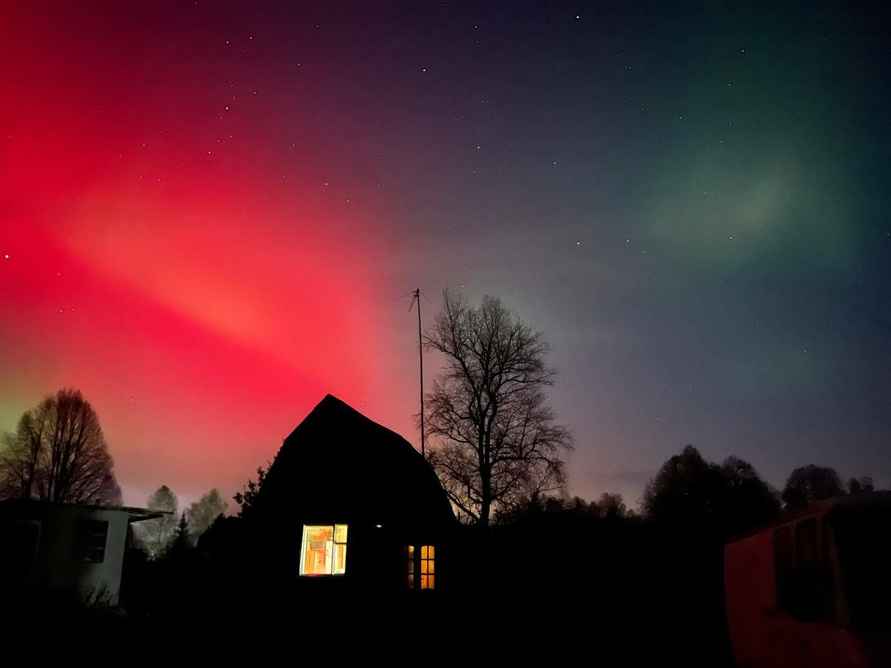 Белорусы поделились фото северного сияния над Брестом, Гродно и Минщиной, вызванного магнитной бурей класса G4