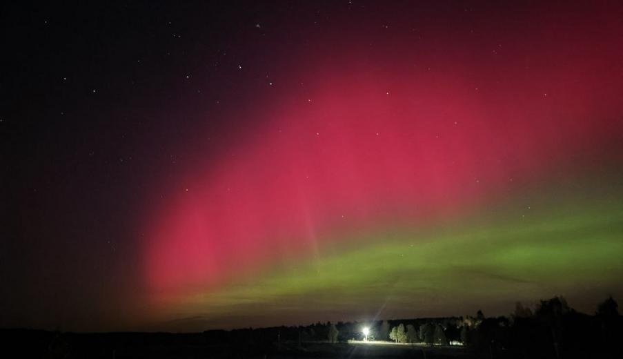 Белорусы поделились фото северного сияния над Брестом, Гродно и Минщиной, вызванного магнитной бурей класса G4