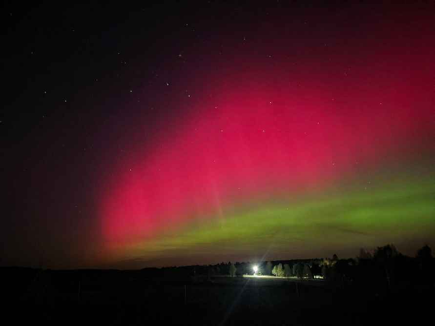 Белорусы поделились фото северного сияния над Брестом, Гродно и Минщиной, вызванного магнитной бурей класса G4