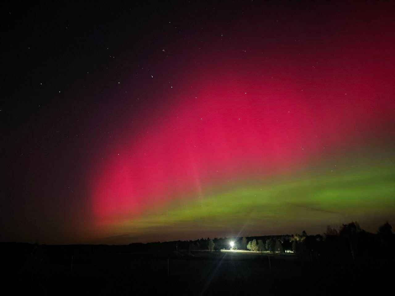 Белорусы поделились фото северного сияния над Брестом, Гродно и Минщиной, вызванного магнитной бурей класса G4
