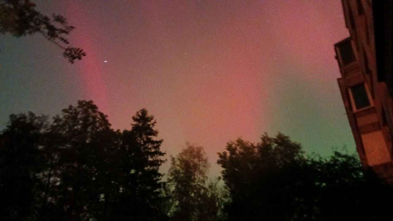 Белорусы поделились фото северного сияния над Брестом, Гродно и Минщиной, вызванного магнитной бурей класса G4