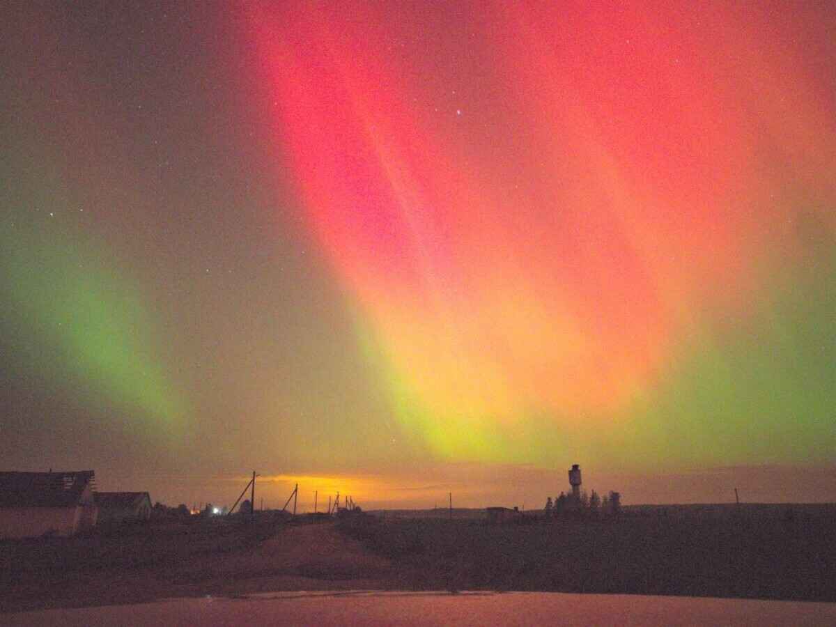 Белорусы поделились фото северного сияния над Брестом, Гродно и Минщиной, вызванного магнитной бурей класса G4