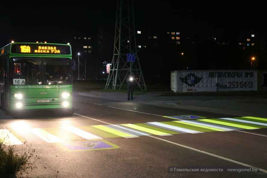 В Гомеле установили проектор на пешеходном переходе. Как работает?