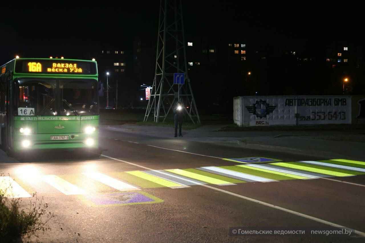 В Гомеле установили проектор на пешеходном переходе. Как работает?