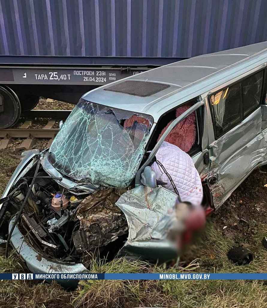 Под Борисовом минивэн попал под грузовой поезд – водитель погибла