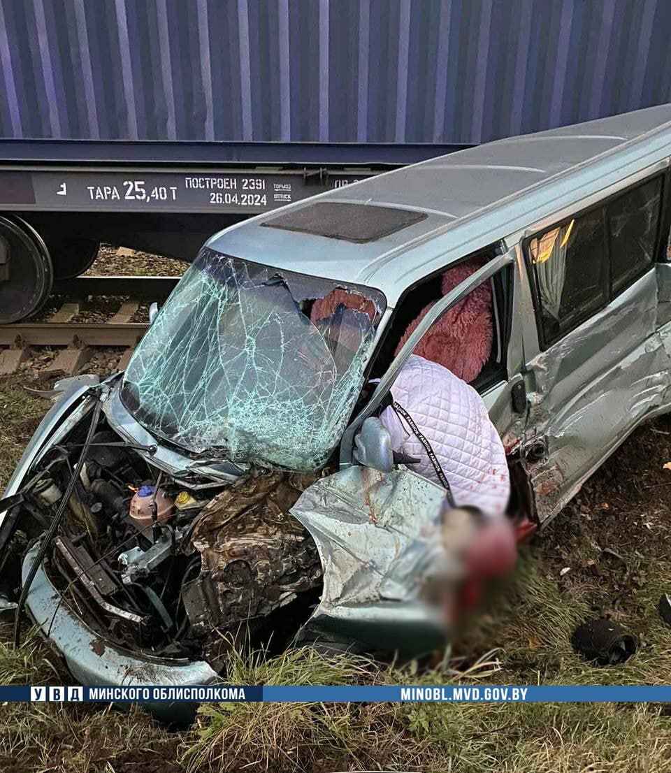 Под Борисовом минивэн попал под грузовой поезд – водитель погибла