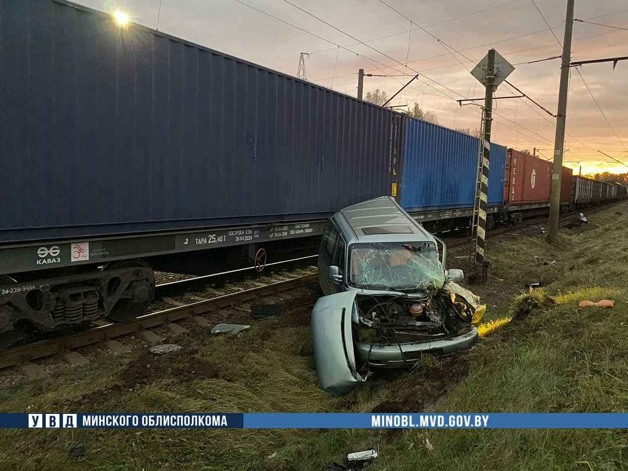 Под Борисовом минивэн попал под грузовой поезд – водитель погибла
