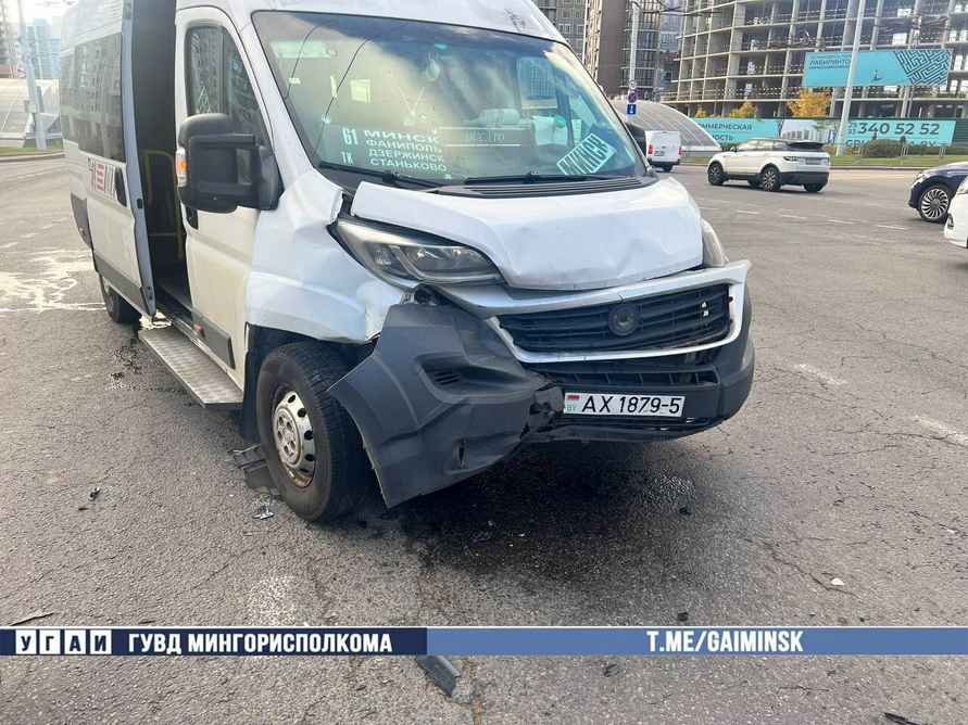 В Минске маршрутка столкнулась с легковушкой – 5 человек в больнице