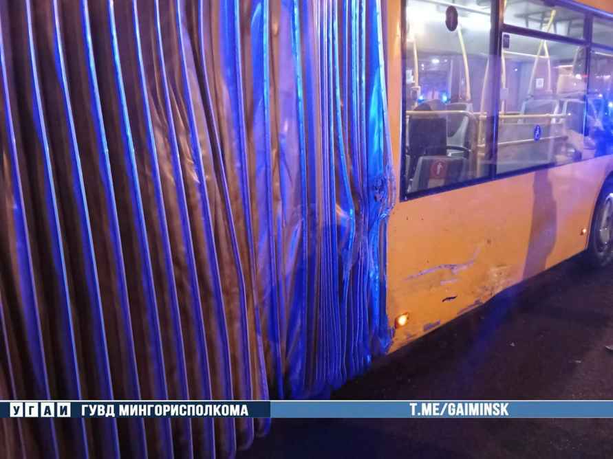 В Минске грузовик выехал на встречку и врезался в пассажирский автобус