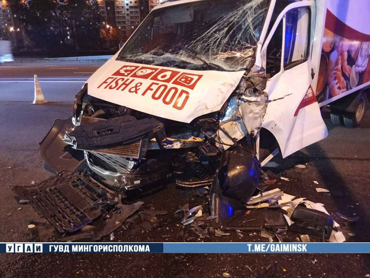 В Минске грузовик выехал на встречку и врезался в пассажирский автобус