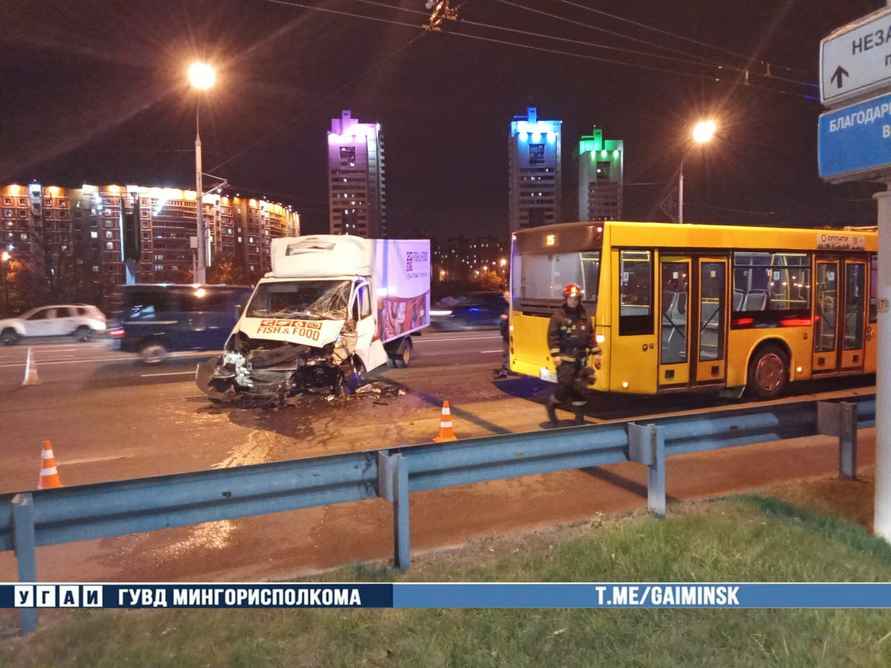 В Минске грузовик выехал на встречку и врезался в пассажирский автобус