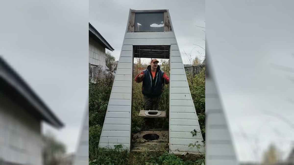 "Бизнес не пошел" - Житель Минска совместил туалет с качелями и покорил Tiktok